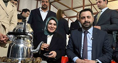 Bakan Göktaş, Batman'da gençlerle "Kabe'de Hacılar Hu Der" ilahisine eşlik etti