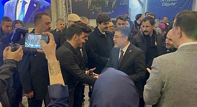 Bakan Yumaklı, gençlerle birlikte "Kabe'de Hacılar" ilahisini söyledi