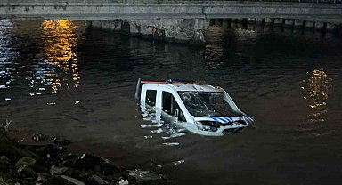 Bakırköy'de İBB'ye ait zabıta aracı denize düştü