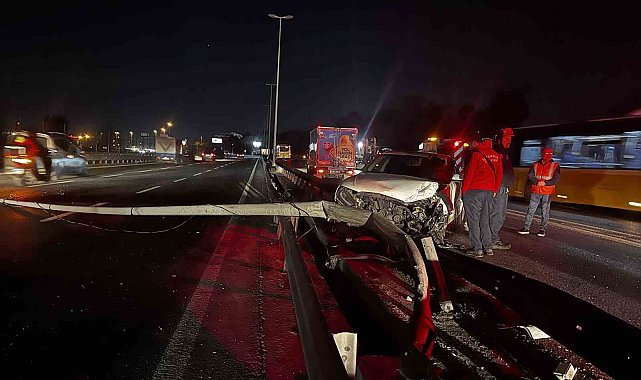 Bakırköy'de otomobil bariyerlere çarptı: 2 yaralı