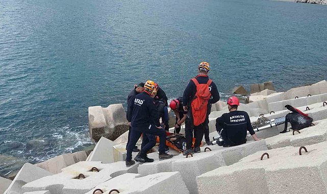 Balık tutmak için gittiği dalga kıranda düşerek mahsur kaldı