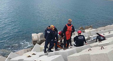 Balık tutmak için gittiği dalga kıranda düşerek mahsur kaldı