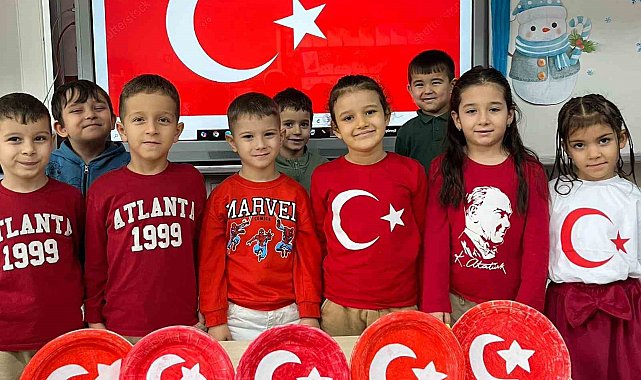 Balıkesir'de eğitimde ikinci dönem bayrak sevgisiyle başladı