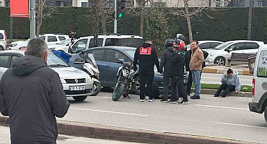 Balıkesir'de otomobil, motosiklete çarptı; 1 yaralı