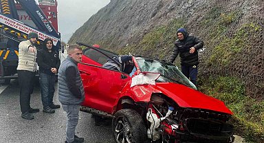 Balıkesir'de otomobil yoldan çıktı: 2 yaralı