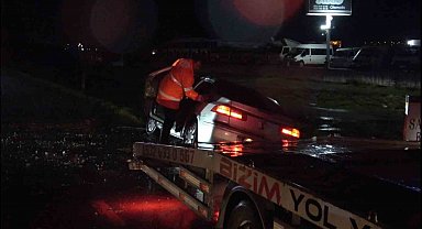 Balıkesir'de otomobilin çarptığı direk devrildi