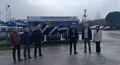 Balıkesir'de TÜVTÜRK önünde siyah çelenkli protesto