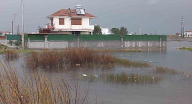 Balıkesir'de yazlıklar su altında kaldı
