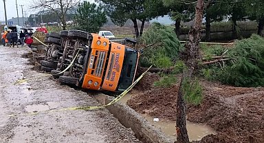 Balıkesir'de zemin çökünce beton mikseri devrildi: 1 ölü, 1 yaralı