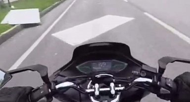 Bandırma'da seyir halindeki kamyonetten alçıpanlar yola savruldu