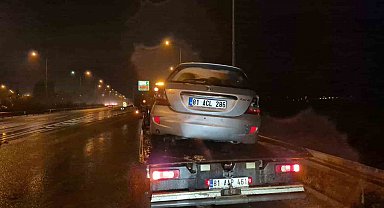 Bariyerlere çarpan otomobilin sürücüsü yaralandı