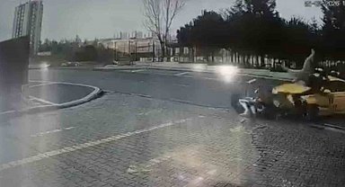 Başakşehir Kayaşehir'de taksi ile motosiklet kafa kafaya çarpıştı