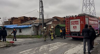 Başakşehir'de 3 katlı binanın çatısı alev alev yandı