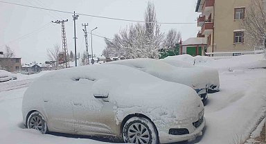 Başkale'de araçlar kara gömüldü: 32 yerleşim yerinin yolu ulaşıma kapandı