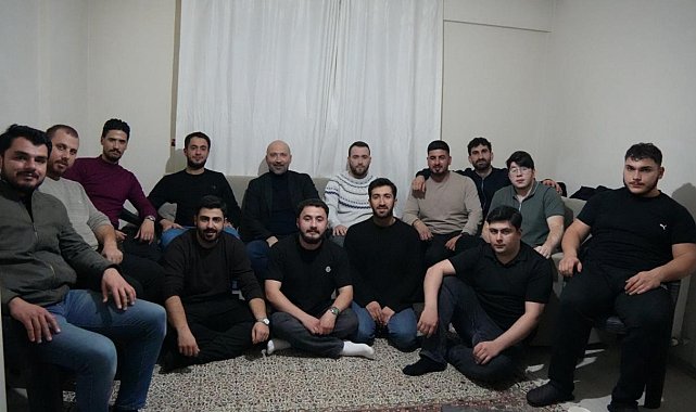 Başkan Arıkan sahurda gençlerle buluştu, kendi elleriyle menemen yaptı