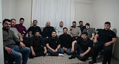 Başkan Arıkan sahurda gençlerle buluştu, kendi elleriyle menemen yaptı