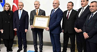 Başkan Er'den Bakan Uraloğlu'na "Fahri Hemşehrilik Beratı"