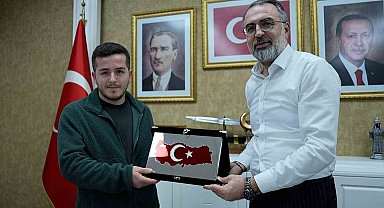 Başkan Erol, Türk Bayrağı'nı yerde bırakmayan kuryeyi ödüllendirdi