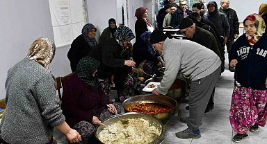 Başkan Hakan Şehirli komşularıyla aynı sofrada