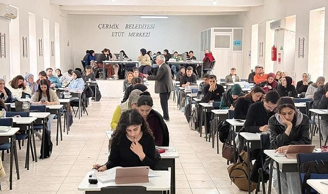 Başkan Karamehmetoğlu, belediye Etüt Merkezinde öğrencilerle bir araya geldi