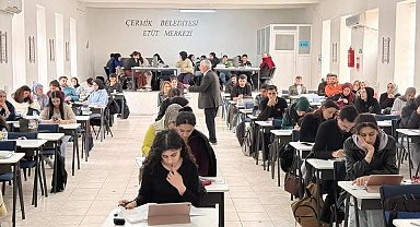 Başkan Karamehmetoğlu, belediye Etüt Merkezinde öğrencilerle bir araya geldi