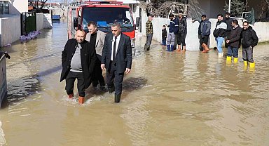 Başkan Şimşek çizmeleri giydi, su baskınının yaşandığı sokakta inceleme yaptı