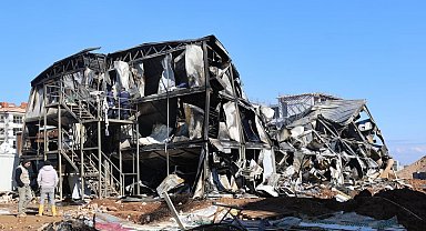 Başkan Şimşek'ten yangın çıkan TOKİ şantiyesinde inceleme