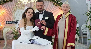 Başkan Subaşı genç çiftin nikahını kıyarak, bir ömür boyu mutluluklar diledi