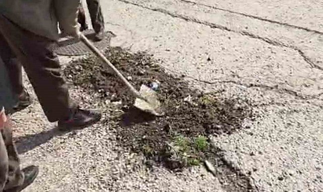 Başkentte belediyeden umudu kesen vatandaşlar köstebek yuvasına dönen yolları kendileri onardı