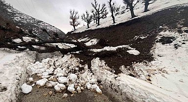 Batman'da heyelan paniği: Köy minibüsü yolda mahsur kaldı