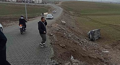 Batman'da otomobil şarampole yuvarlandı: 1 yaralı