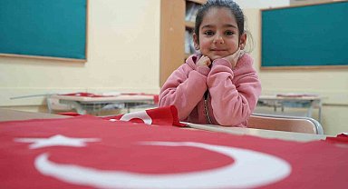 Bayburt'ta 14 bin 319 öğrenci 'Bayrak Sevgisi' temasıyla ikinci döneme başladı