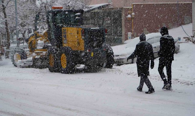 Bayburt'ta lapa lapa kar yağışı etkili oluyor