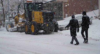 Bayburt'ta lapa lapa kar yağışı etkili oluyor