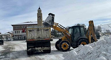 Bayburt'un ilçe ve beldelerinde kar mesaisi devam ediyor