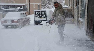 Bayburtlu esnaftan karla mücadeleye pratik çözüm: Karı yüksek basınçlı suyla temizledi