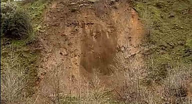 Bayındır Zeytinova Barajı yolunda heyelan