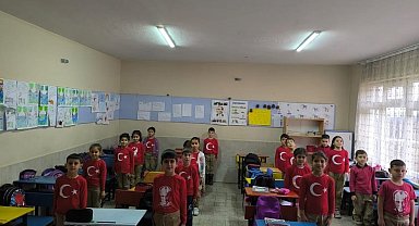 Bayındır'da okullarda 2'inci dönem "Bayrak Sevgisi" temalı etkinliklerle başladı