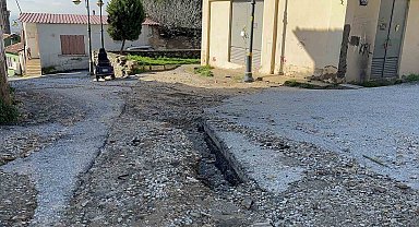 Bayındır'da sürücülerden çukur yollara tepki