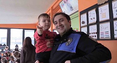 Bayrak sevgisi etkinliğinde minikler keyifli anlar yaşadı