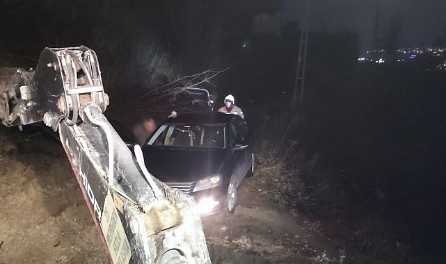 Belen'de toprak kaymasıyla mahsur kalan araç kurtarıldı