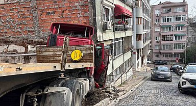 Beşiktaş'ta facianın eşiğinden dönüldü: Freni boşalan tır binaya çarptı