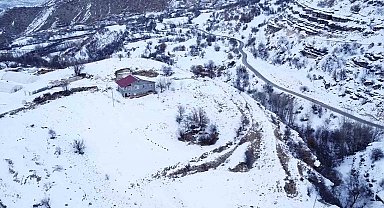 Beyaza bürünen 2 bin rakımdaki mahalleler havadan görüntülendi