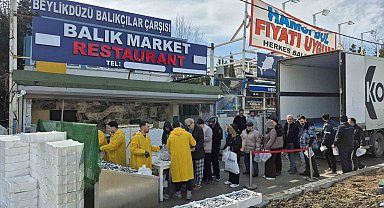 Beylikdüzü'nde Balıkçı Kenan 3 tır hamsiyi ücretsiz dağıttı
