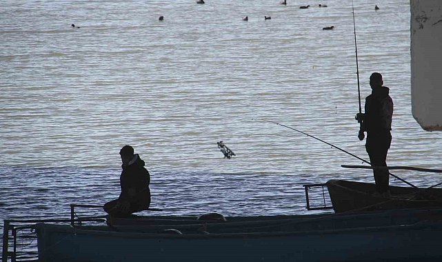 Beyşehir Gölü hafif canlandı, oltalar yeniden tatlı sulara bırakıldı