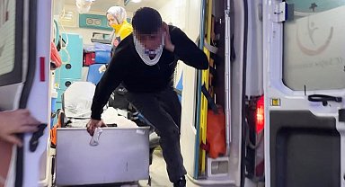 Bıçaklanarak yaralandılar, sedyeden atlayıp gazetecilere saldırdılar: O anlar kamerada