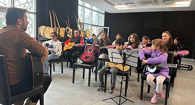 Bilecik Gençlik Merkezi'nde gitar kursu sürüyor