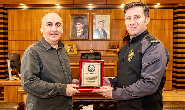 Bilecik İl Emniyet Müdürü Çağlar, emekli polis Aykan'a plaket takdim etti