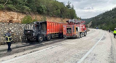 Bilecik'te seyir halindeki kamyon alev aldı