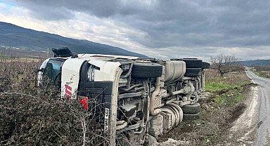 Bilecik'te tır şarampole devrildi